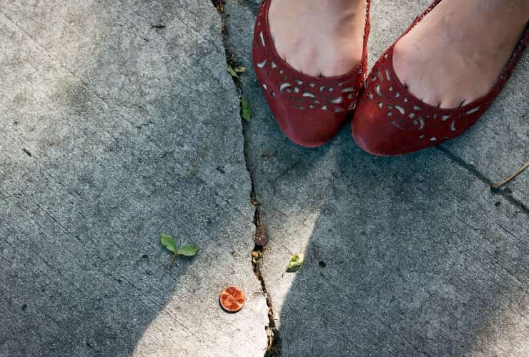 Ragazza trova moneta da un centesimo