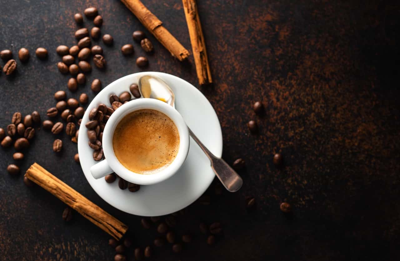 Tazza di caffè fresco alla cannella