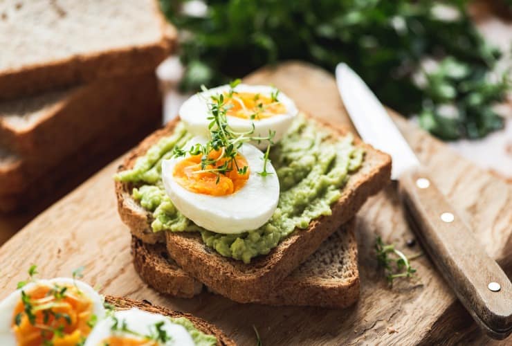 Toast per la colazione con avocado e uovo