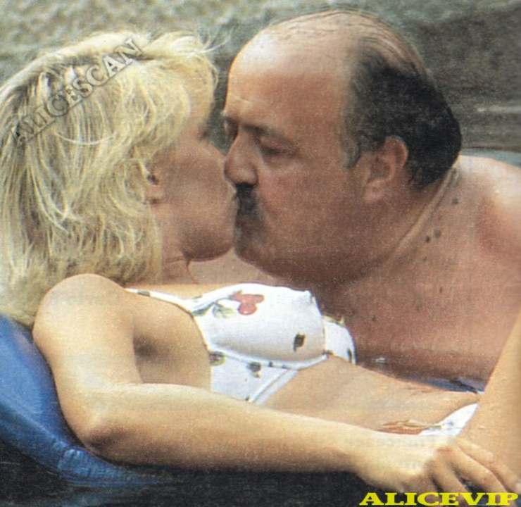 Maurizio Costanzo al mare con Maria De Filippi