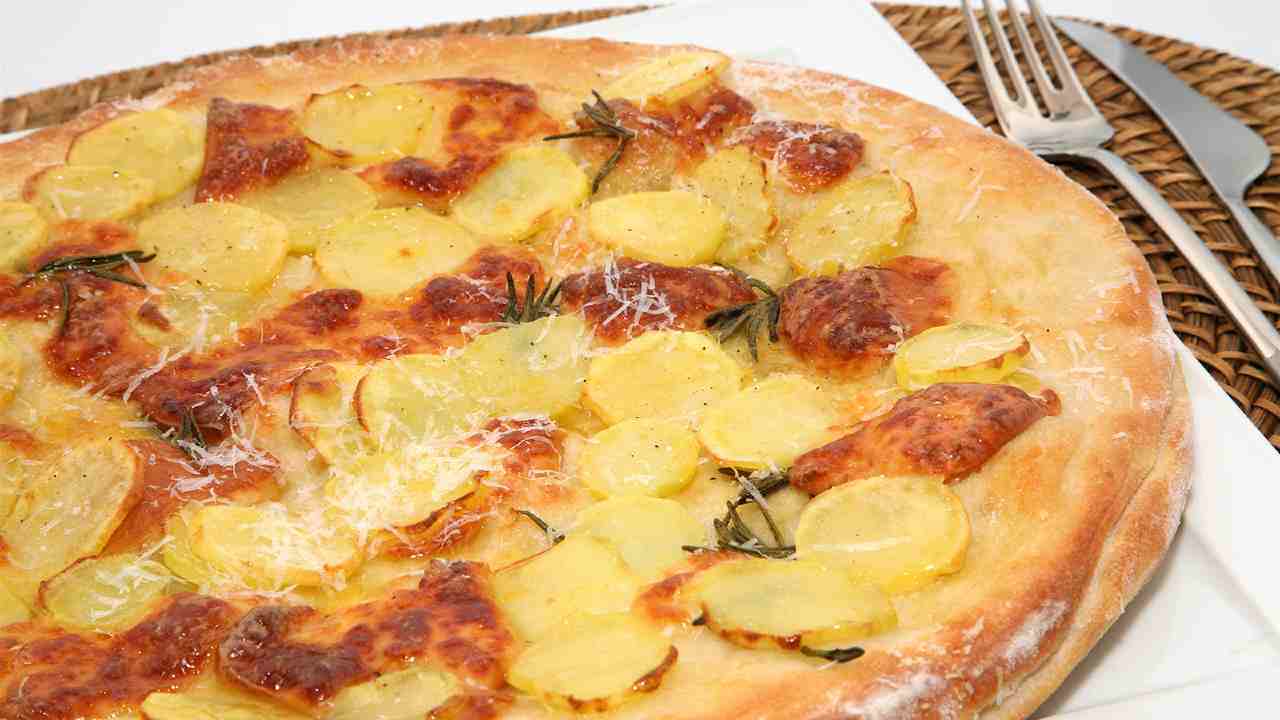 Pizza con le patate, la ricetta