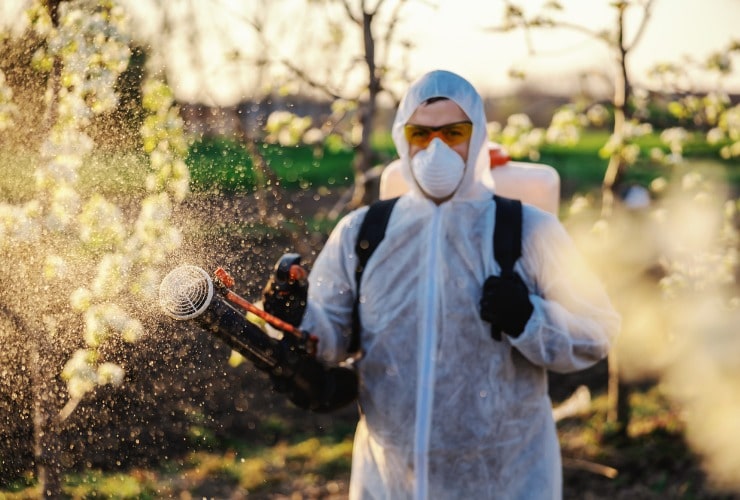 Agricoltore spruzza pesticidi