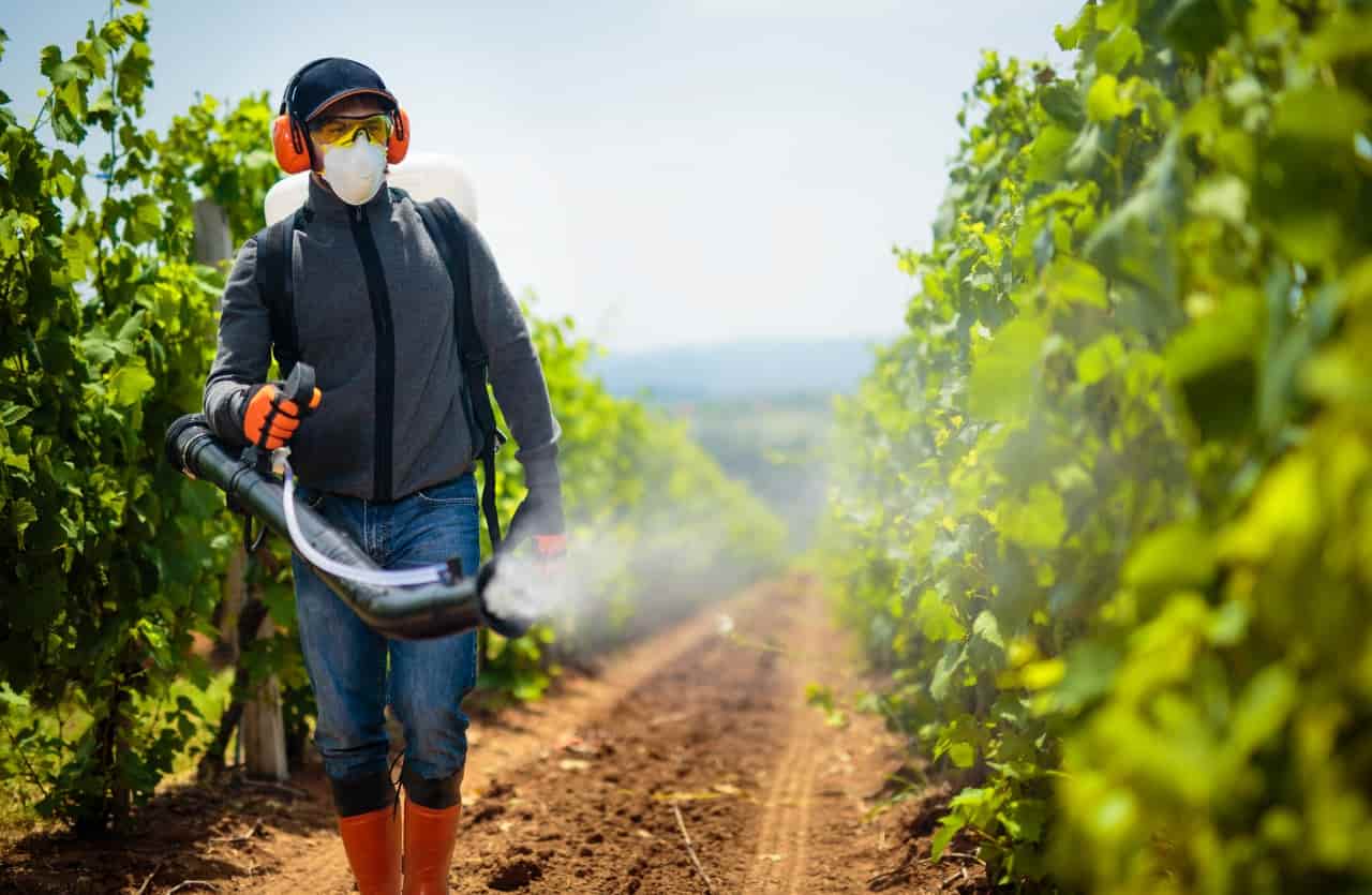 Agricoltore spruzza pesticidi
