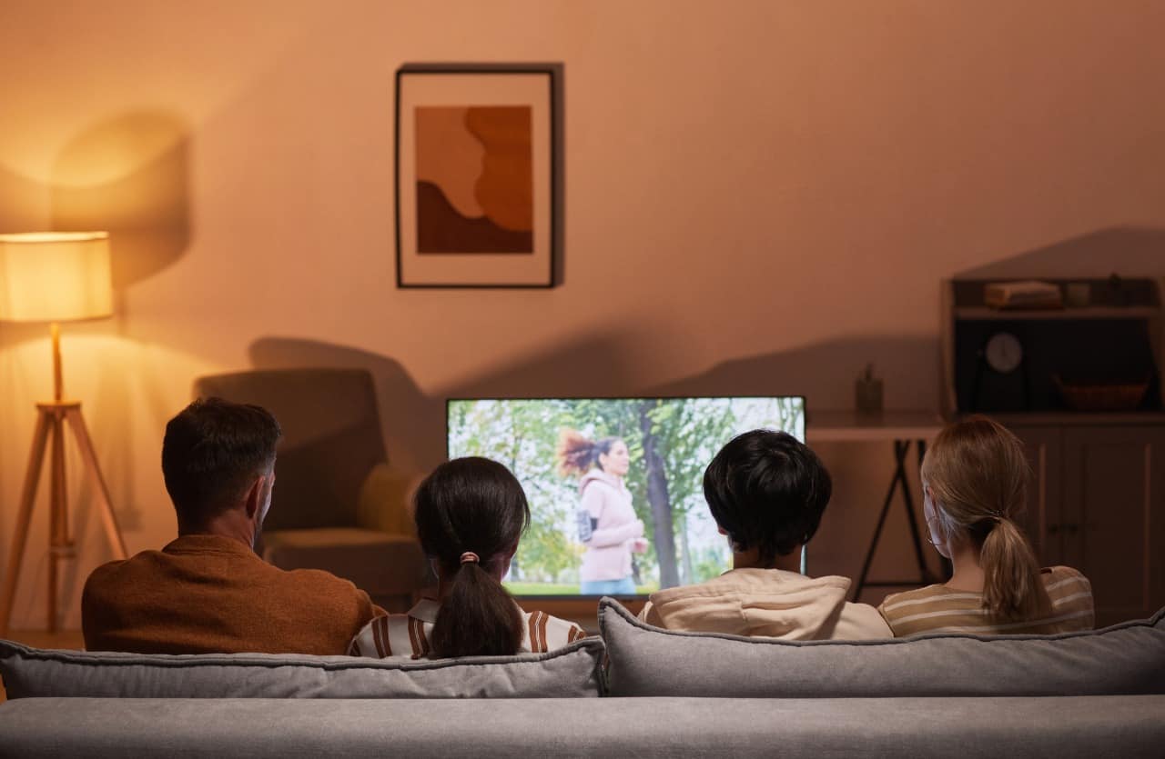 Canone RAI, famiglia guarda la TV