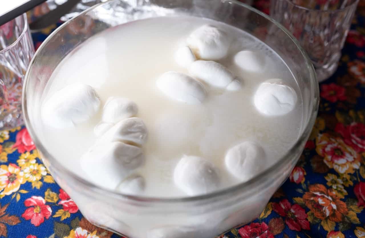 Ciotola con acqua delle mozzarelle