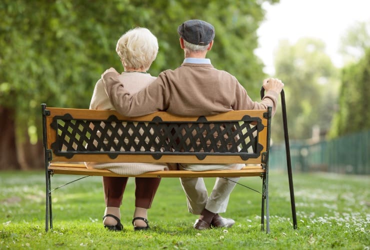 Coppia di anziani sulla panchina