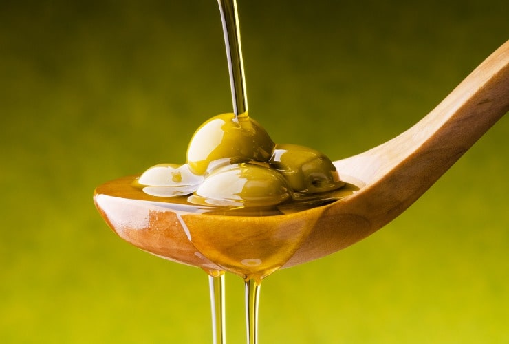 Cucchiaio Olio EVO con olive verdi 