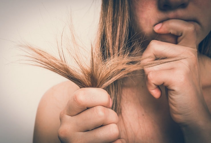 Donna con capelli fragili