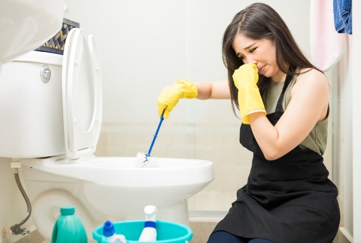 Donna pulisce wc maleodorante