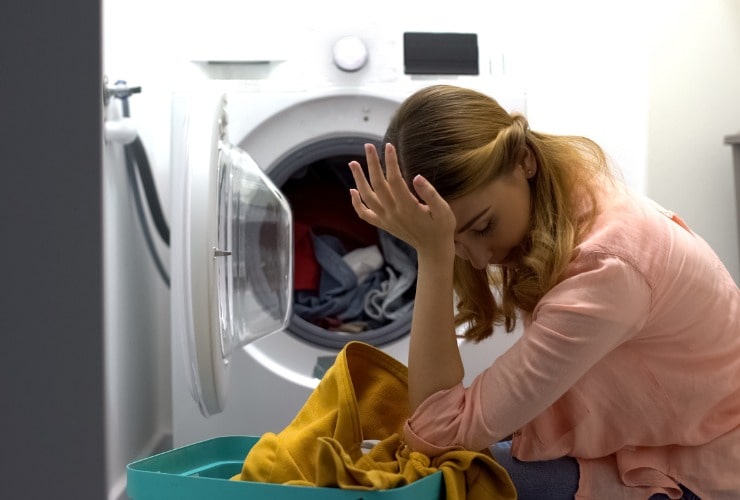 Donna scarica vestiti sbiaditi dalla lavatrice 