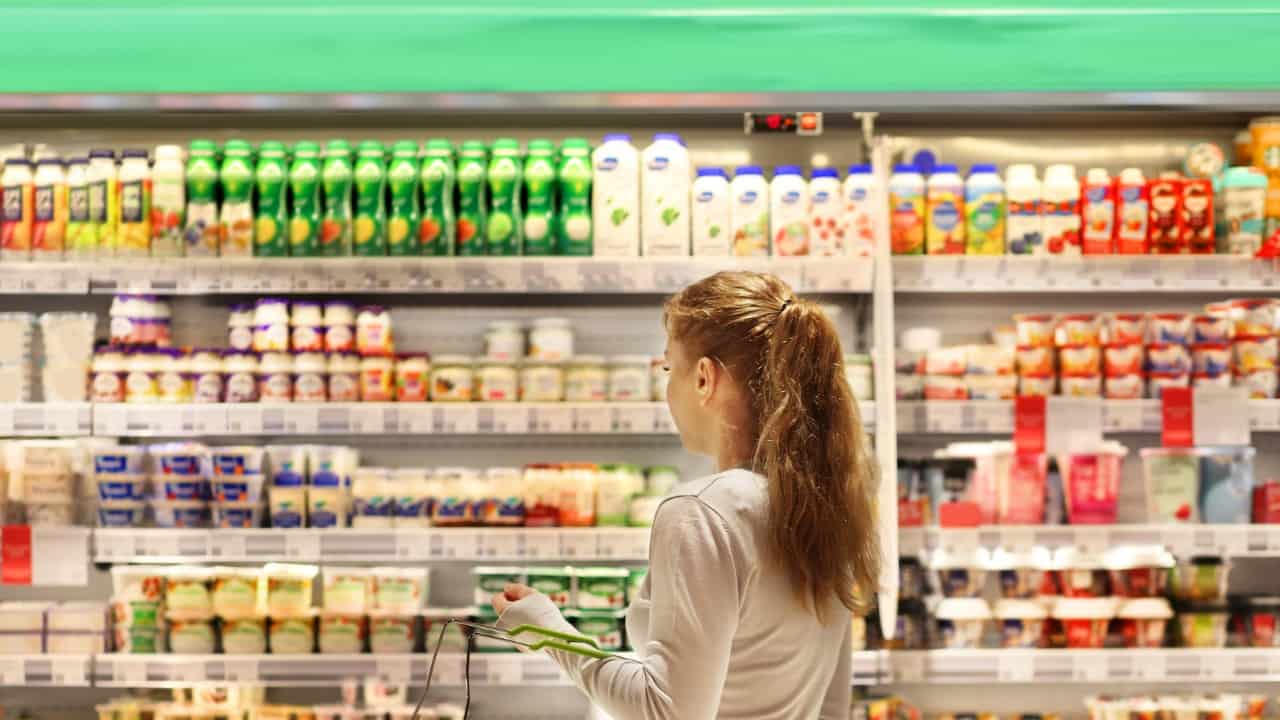 Donna sceglie yogurt al supermercato