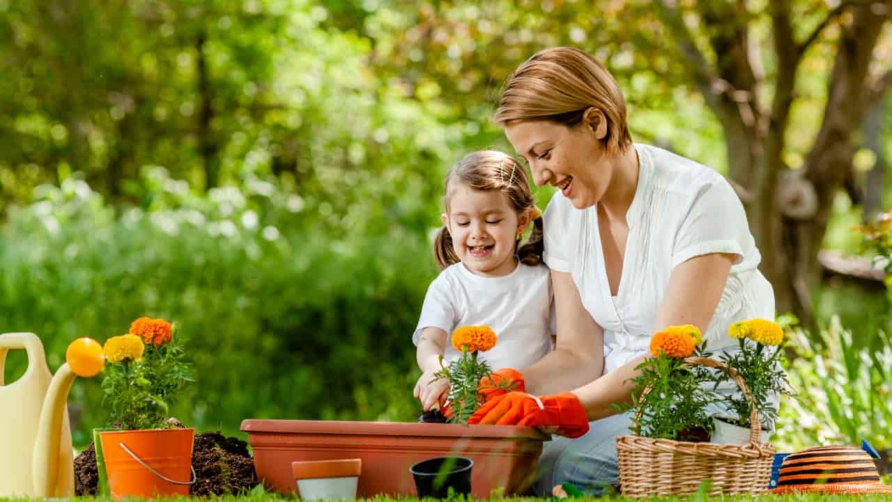 Famiglia in giardino, bicarbonato nelle piante