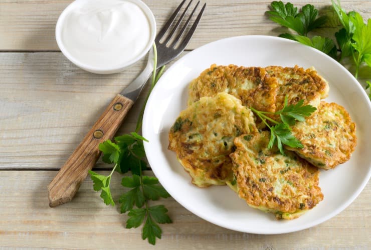 Frittelle di zucchine con salsa bianca