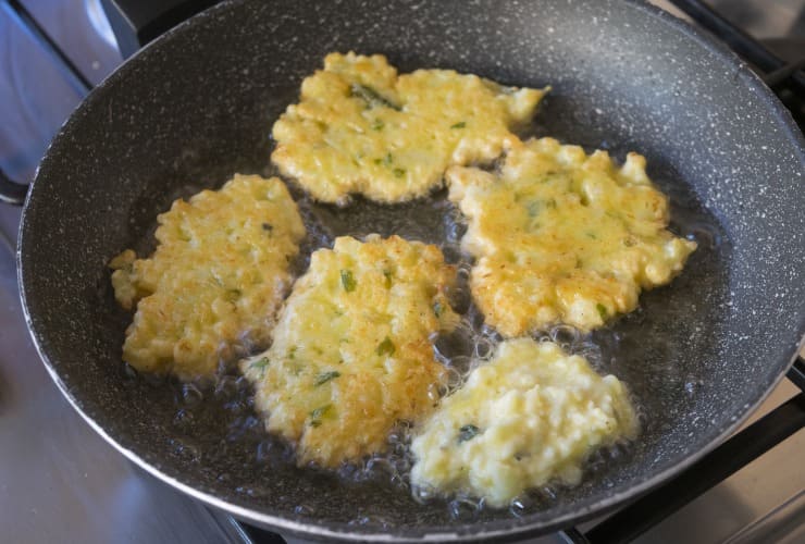 Frittelle di zucchine nella padella 