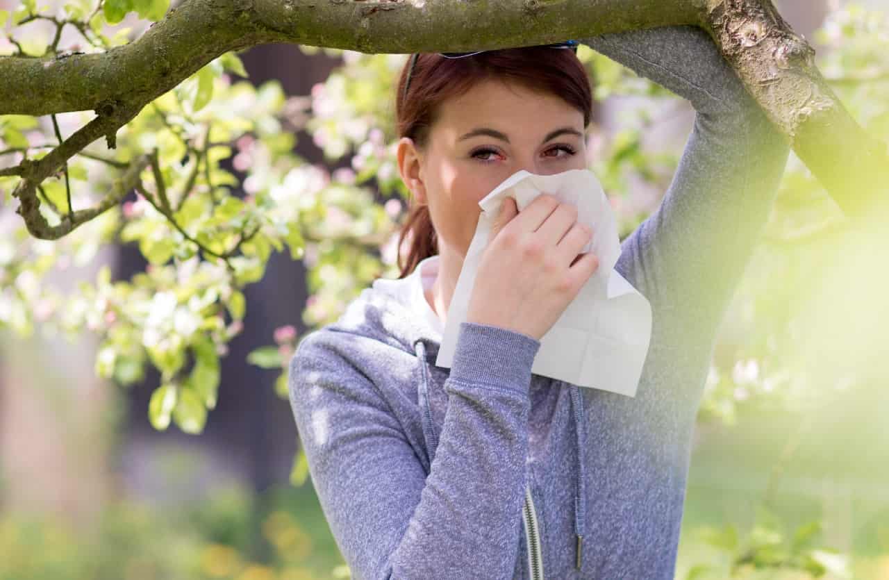 Giovane donna allergica al polline