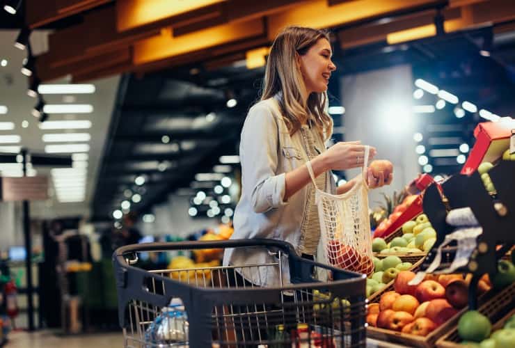 Giovane donna fa la spesa al supermercato