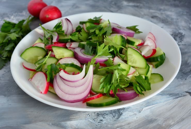 Insalata estiva con cipolle rosse