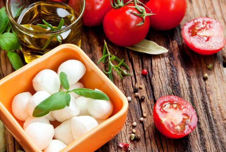 Mozzarella, basilico, pomodorini e olio extravergine di oliva 
