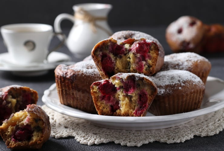 Muffin alle ciliegie con zucchero a velo