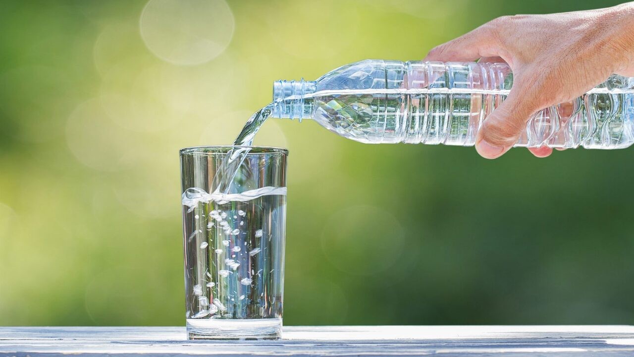 non bere acqua piena di batteri