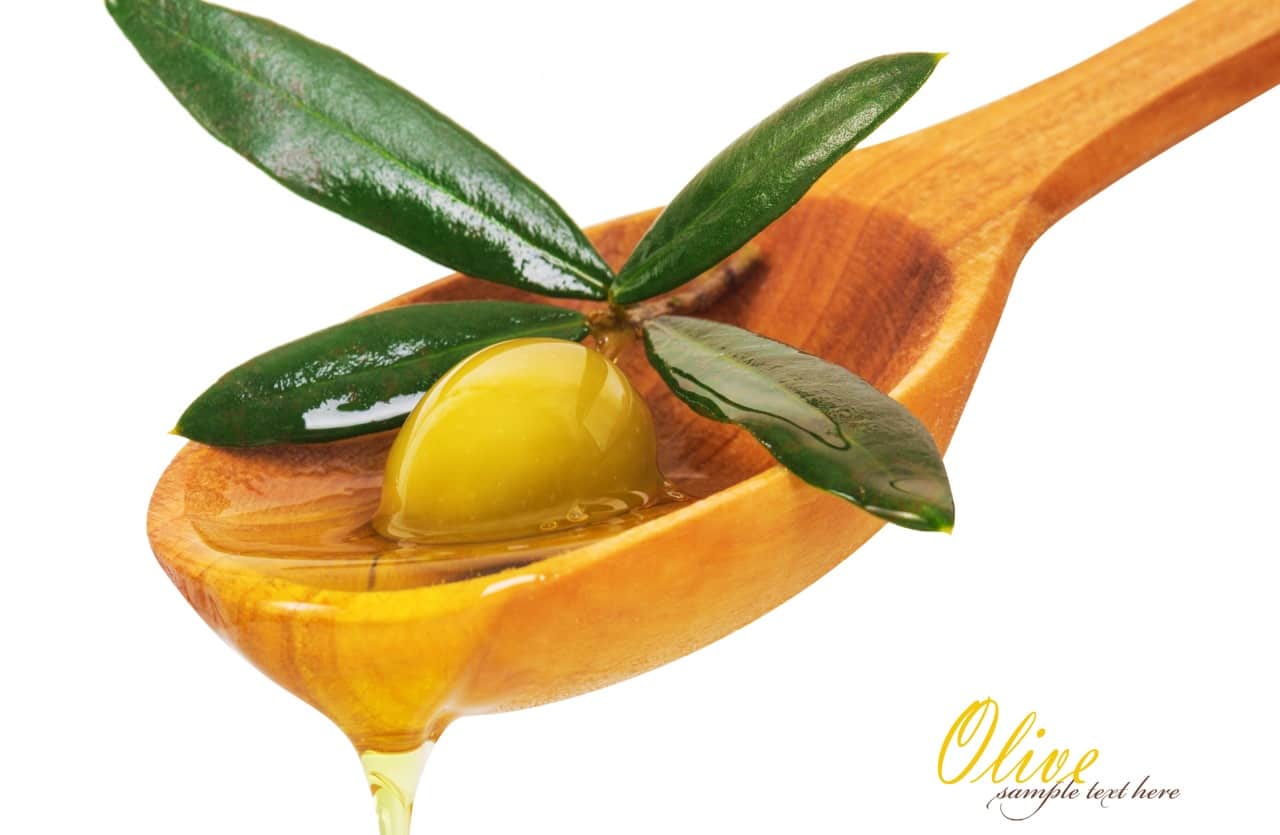 Oliva, cucchiaio con olio di oliva