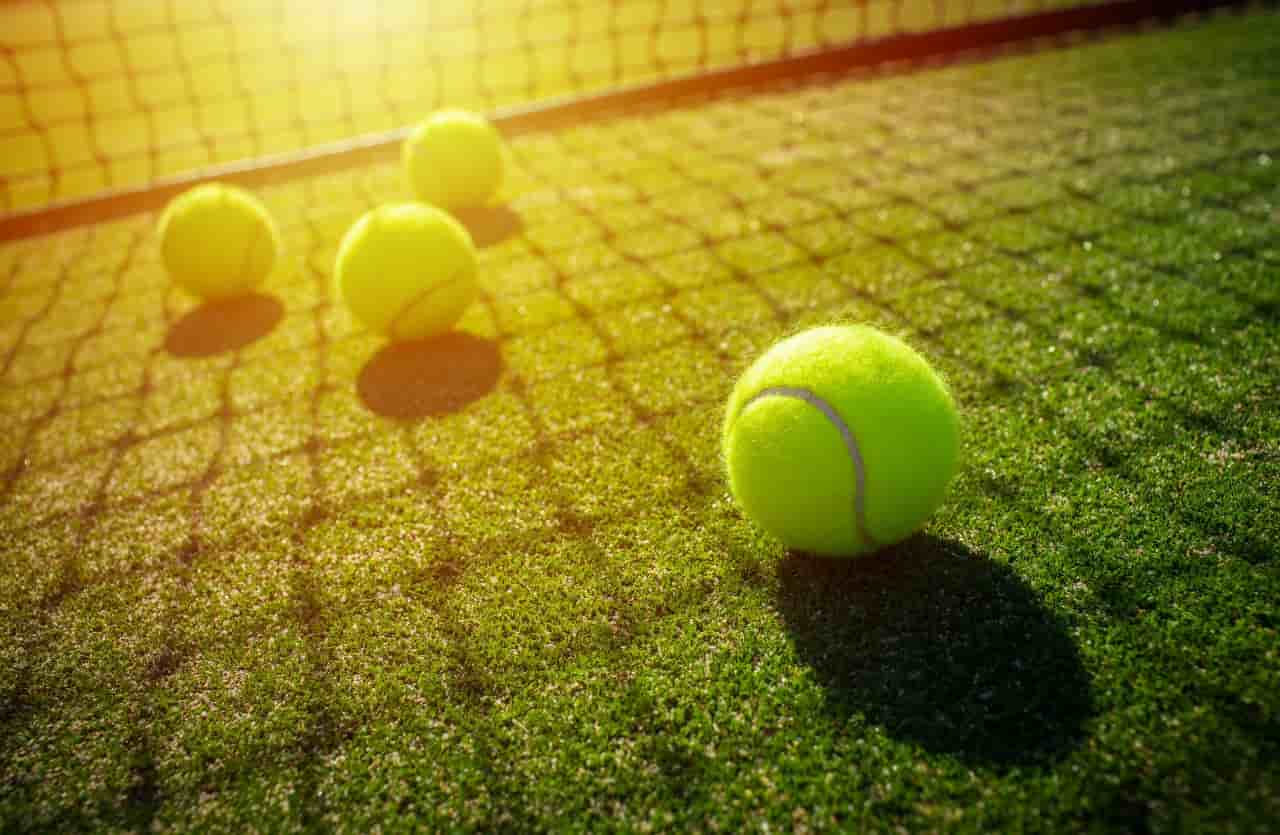 Palline da tennis su prato -