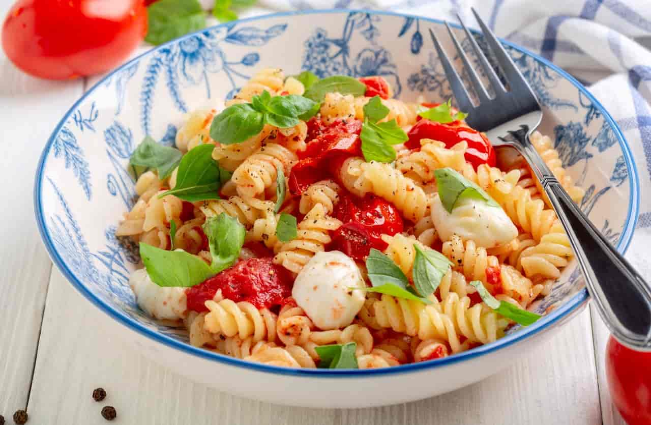 Pasta con mozzarella e pomodori freschi