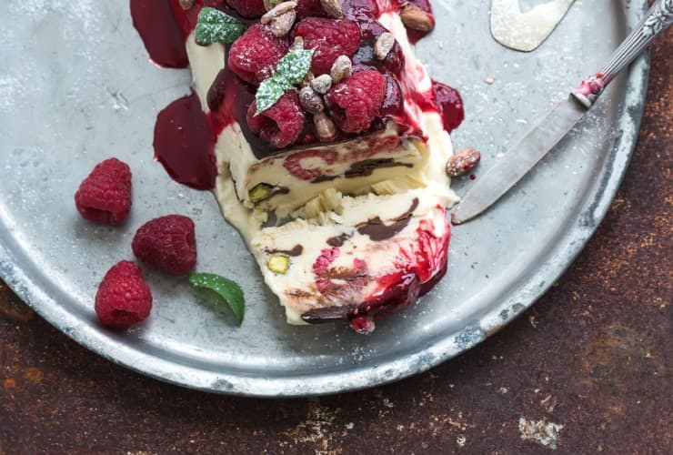 Semifreddo alla panna decorato con fragole