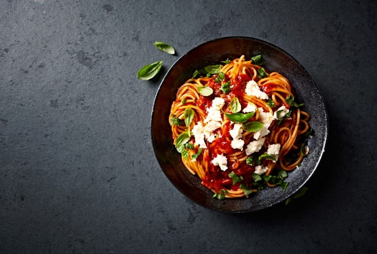 Spaghetti con basilico e pomodori freschi