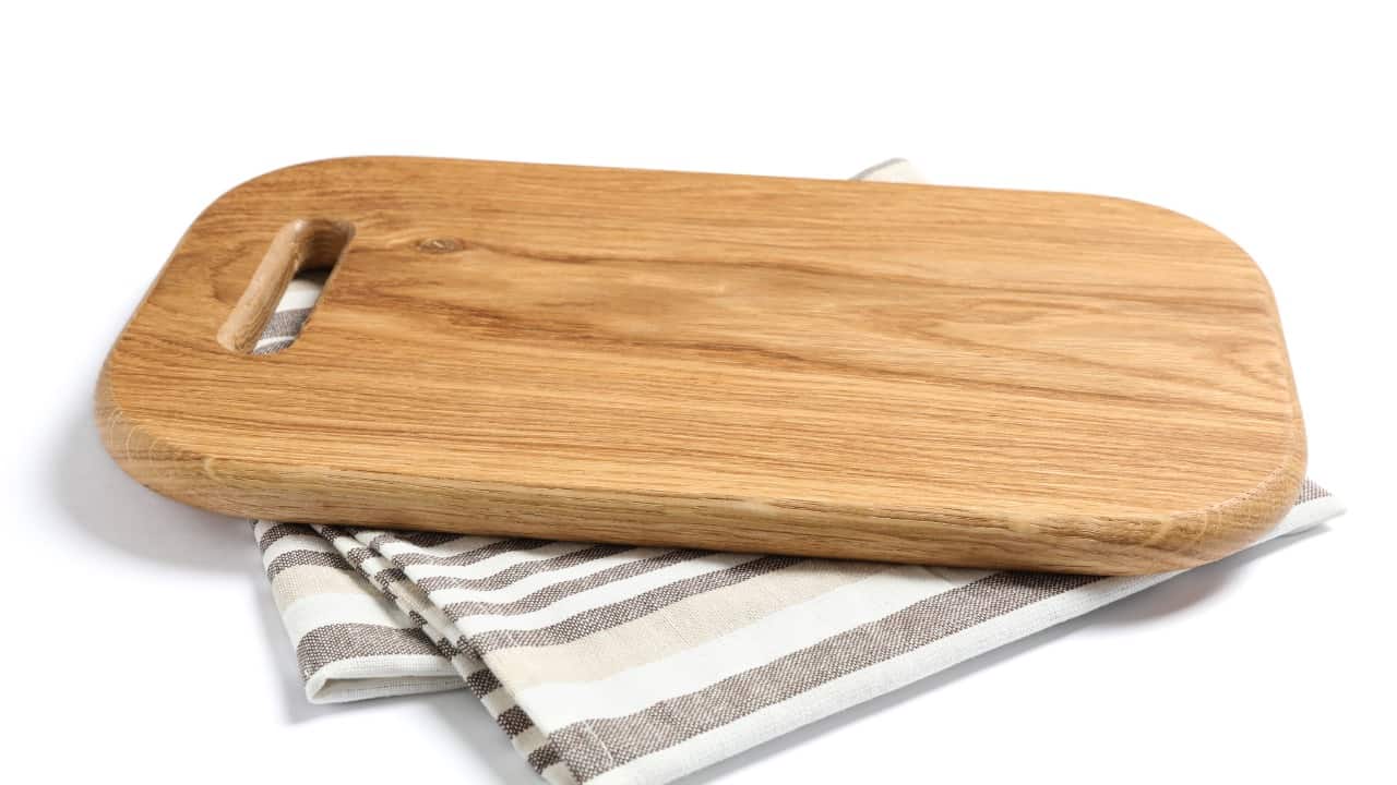 Tagliere di legno su canovaccio di cucina