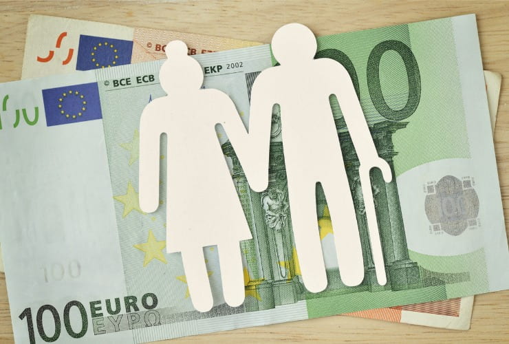  Coppia di anziani di carta ritagliata su banconote in euro 