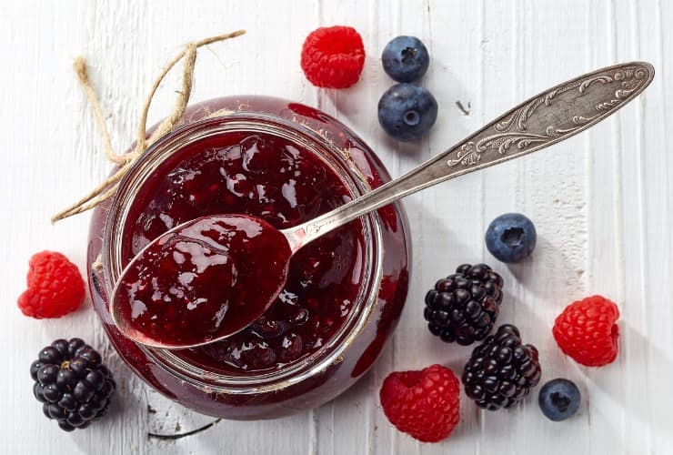 Barattolo di marmellata di bacche selvatiche 