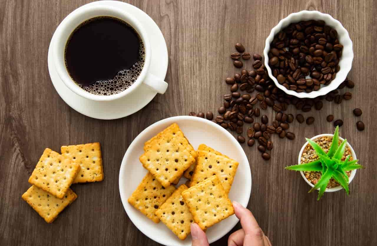 Colazione con snack biscotto e caffè