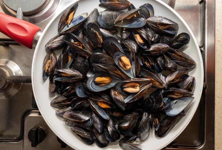 Cozze, aperte in una padella 