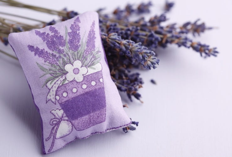 Cuscino con fiori di lavanda