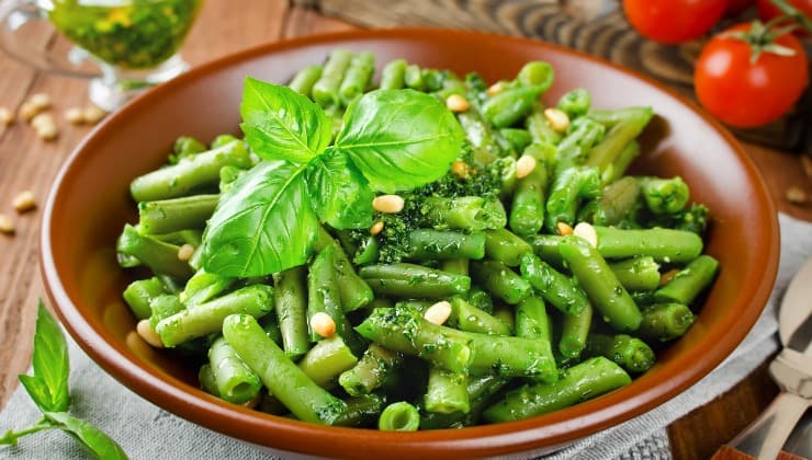 Fagiolini con pesto e pinoli