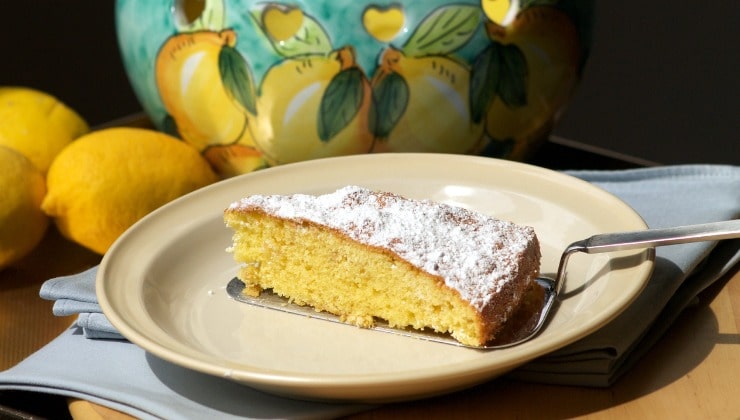 Fetta torta caprese al limone