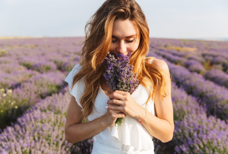  Giovane donna annusa bouquet di lavanda