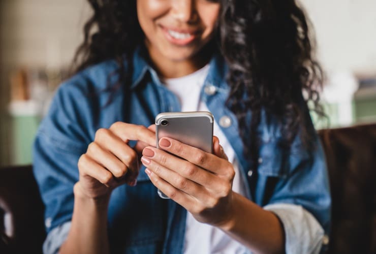 Giovane donna guarda smartphone