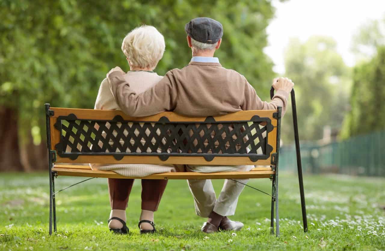 INPS, coppia pensionati seduti sulla panchina