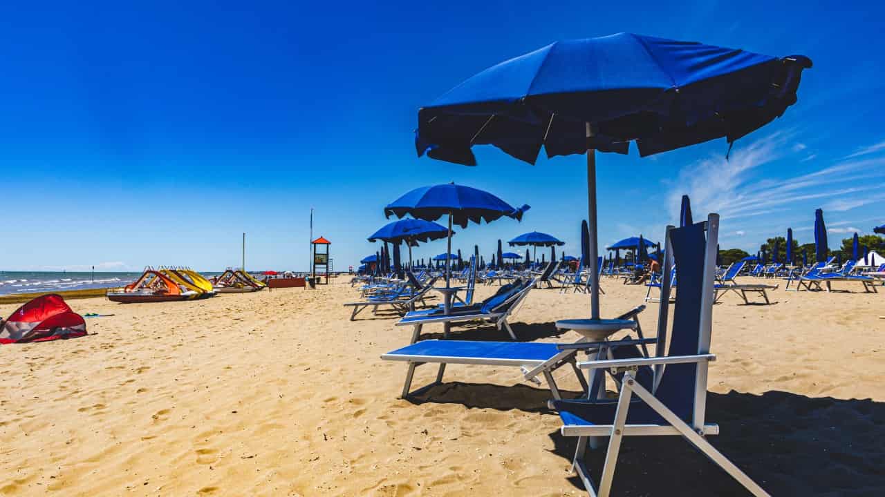 Ombrelloni e sedie sulla spiaggia