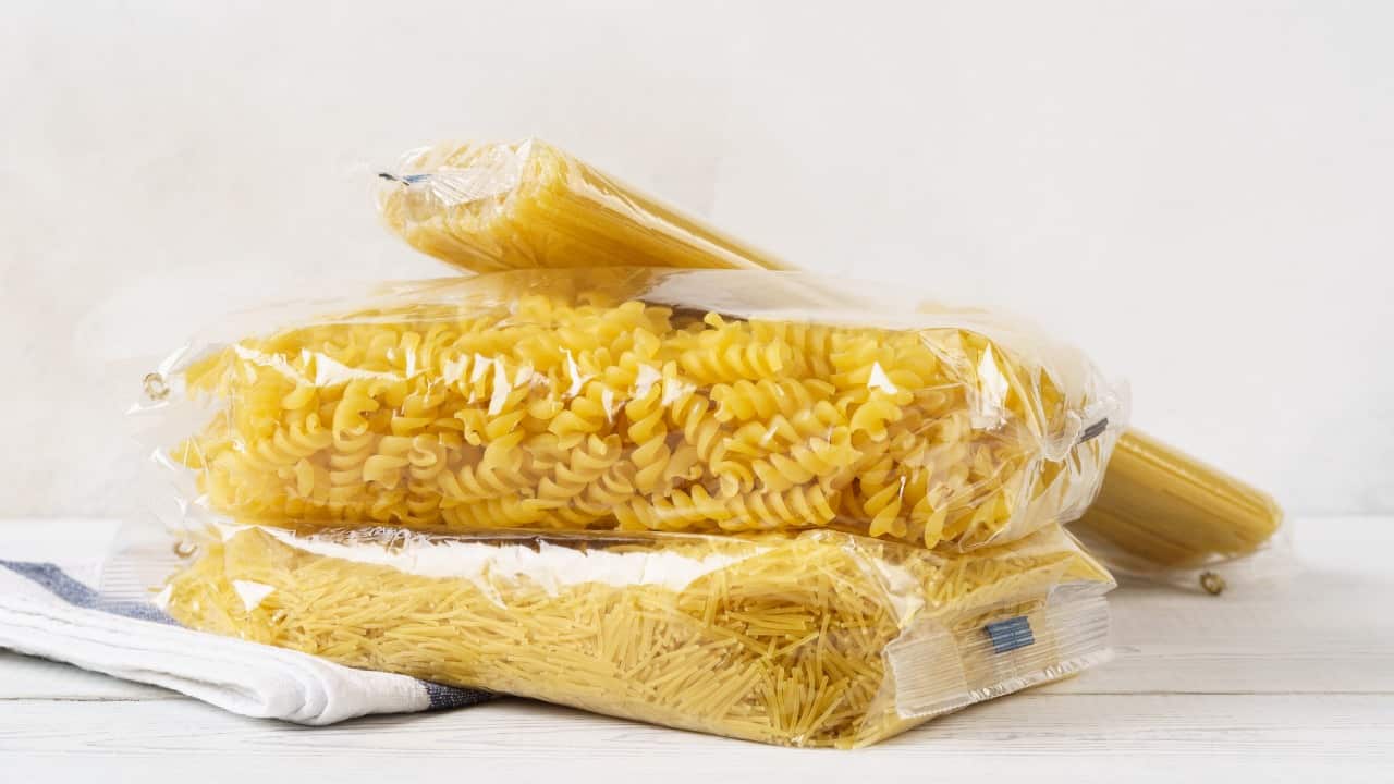 Pacchi di pasta al supermercato