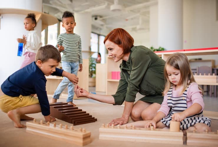 Scuola materna con insegnante, apprendimento Montessori