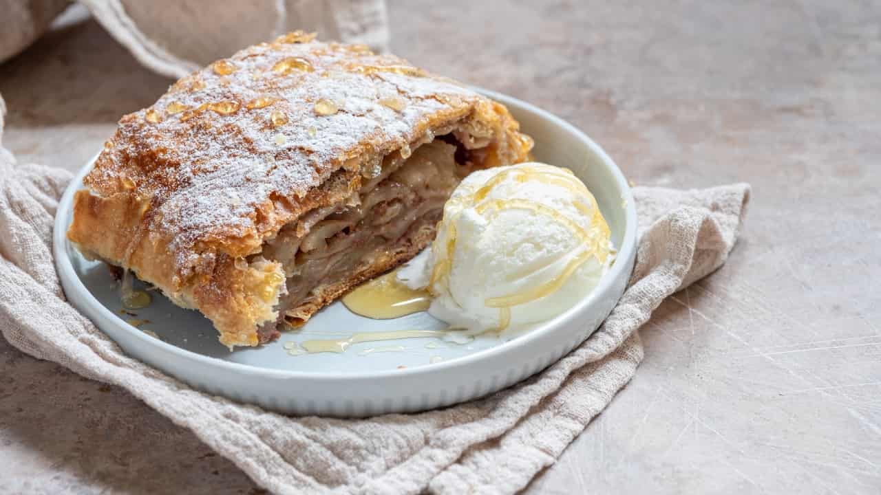 Torta di mele con pallina di gelato