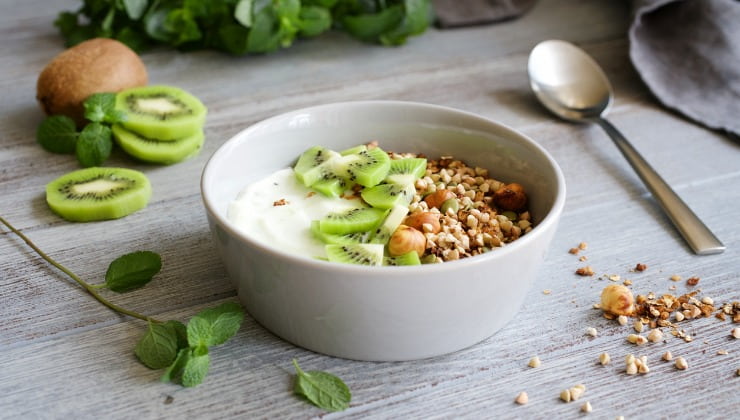 Yogurt bianco con kiwi e grano saraceno