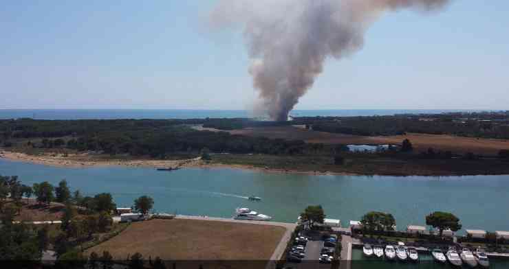 Colonna di fumo a Bibione