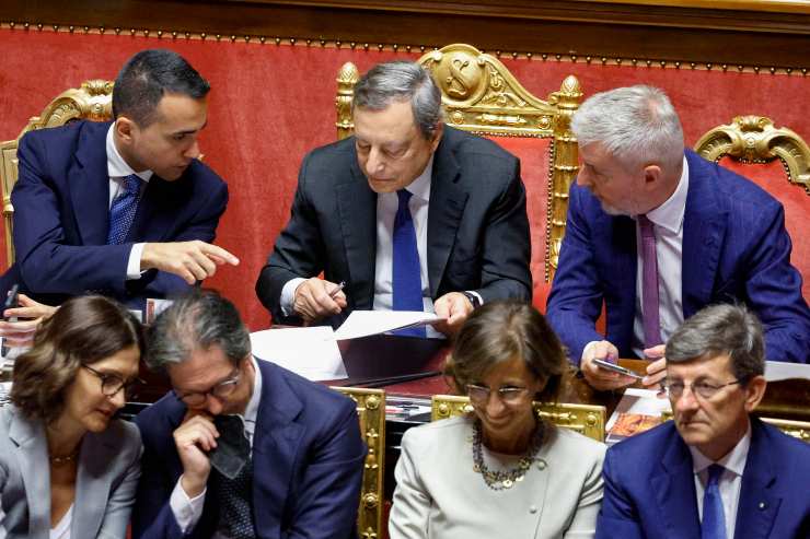 Draghi con i ministri al Senato