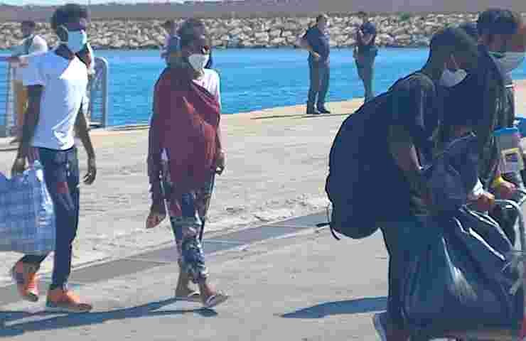 Migranti sbarcano a Lampedusa