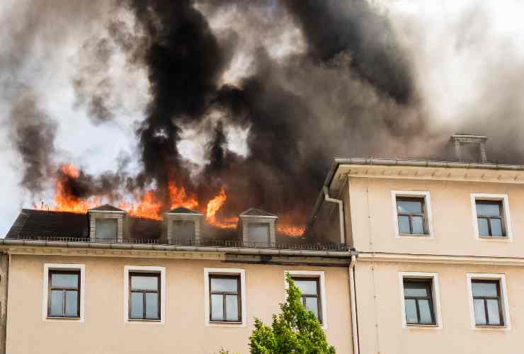 Palazzina in fiamme