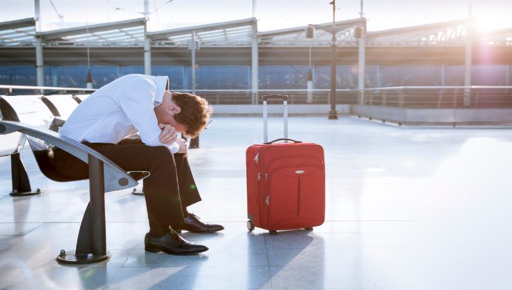 Viaggiatore in aeroporto 